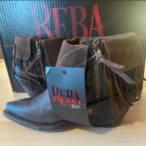 Justin Boots
"Reba" booties
$140 Size: 8 Justin Boots
(NWT
Justin
"HOPE" booties - Picture 2 of 5
